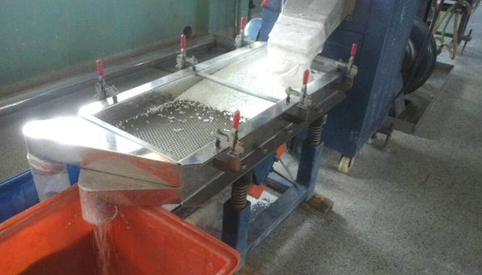 Application of Linear Vibrating Screen in Plastic Particle Screening